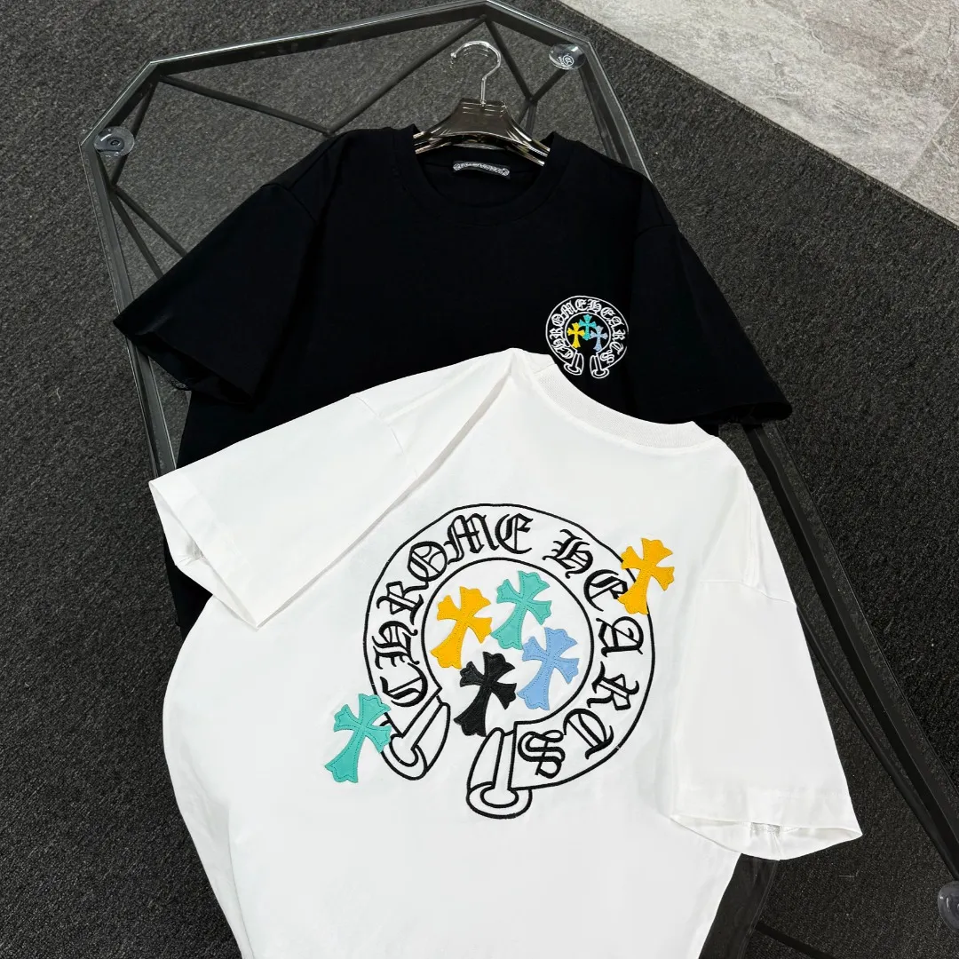P180 Chrome Hearts Chrome Hearts 25 high-end versions. The fabric is made of 300 grams of high-density pure cotton. It does not deform or shrink. It has three labels. It is the same style for men and women. Technology: leather embroidery. Color: white, black. SIZE: S-XL.
